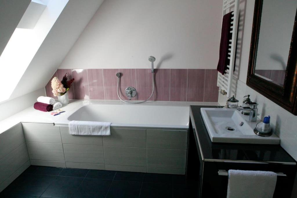 Haus Keppelborg: Zi Antonia Mit Kirchplatzblick Lejlighed Heek Eksteriør billede
